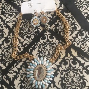 Blue & White Bold Statement Necklace Set! 💅🏽 FIRM